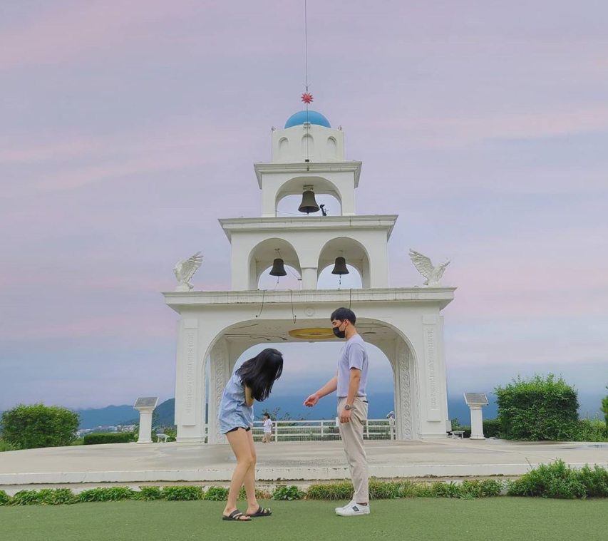 ein Paar posiert vor dem Chuncheon Santorini Wahrzeichen