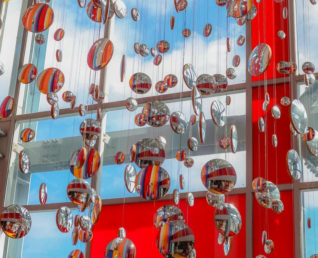 Gangneung Haslla Art World, Kunstwerke aus hängenden Silberplatten