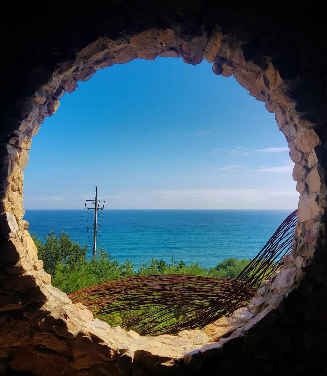 Gangneung Haslla Art World, der beste Fotospot einer steinernen Höhle mit Blick auf das Meer