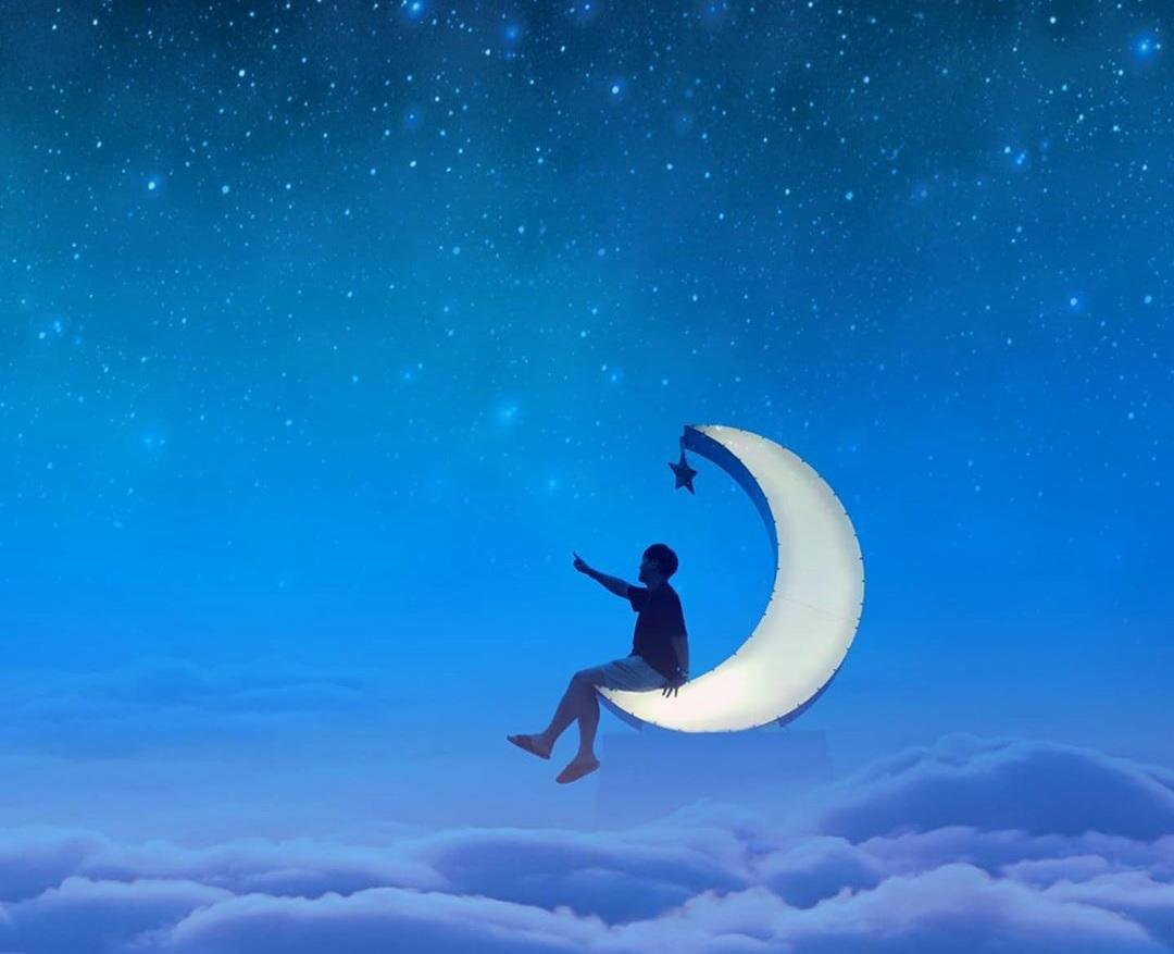 Ein Mann posiert auf der Spitze der Mondfigurine im Su Gallery and Cafe, einem der besten Fotospots in Korea!