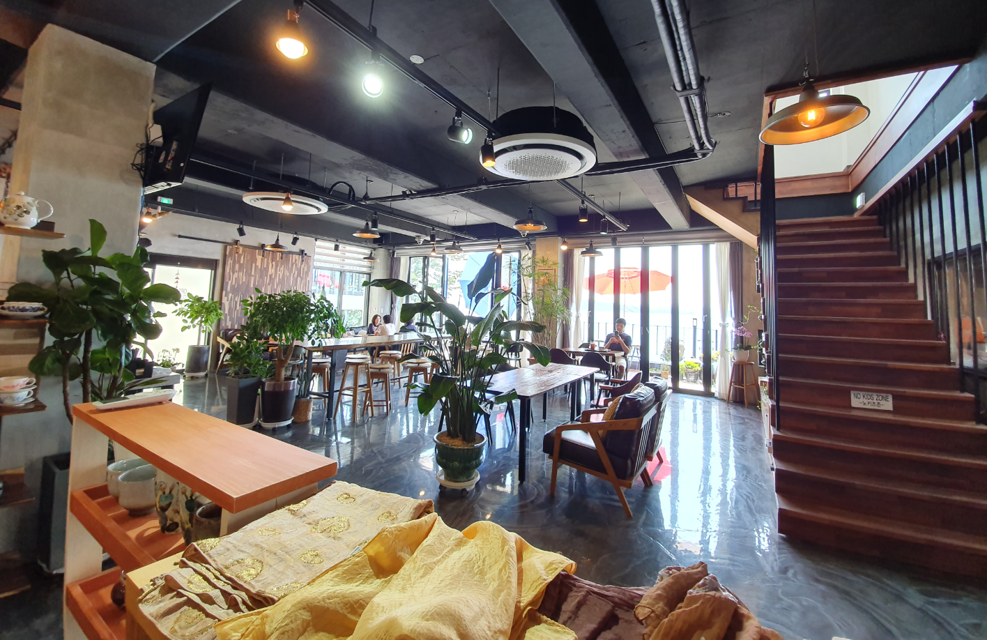 su gallery and cafe interior