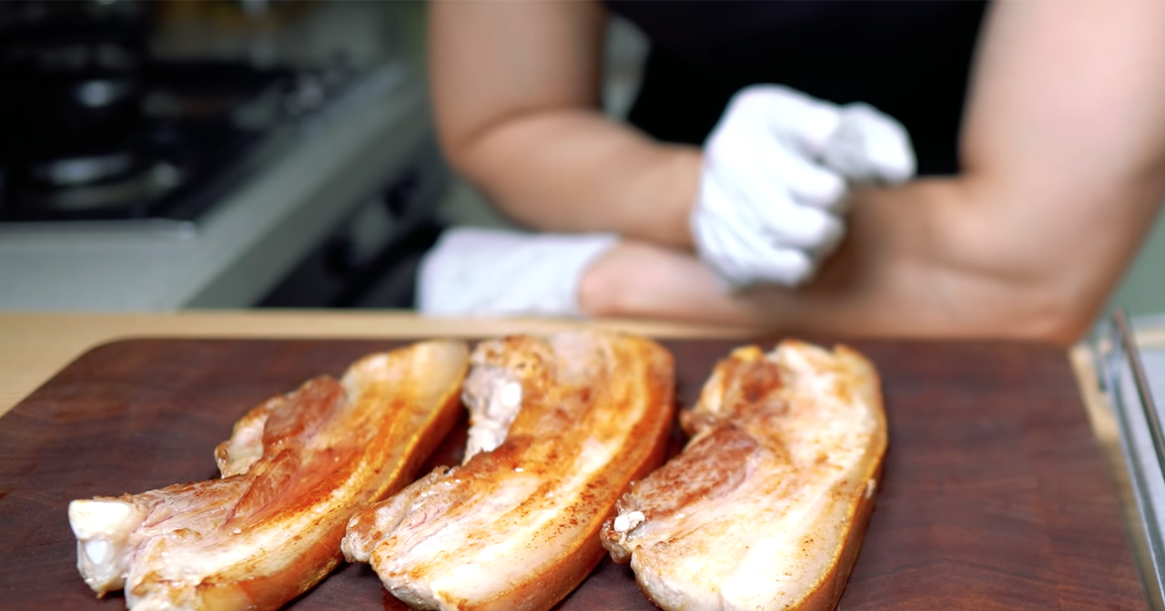 完美煎至金黃的三層肉，適閤家用烹飪的技巧演示。