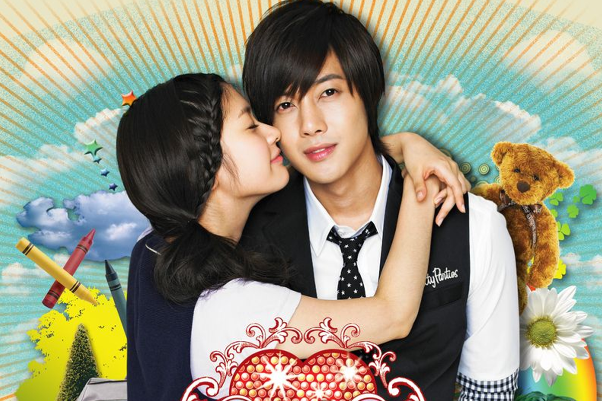 背景色彩鮮豔，一對學生情侶擁抱在一起。這部戲《惡作劇之吻》是日本漫畫的韓版改編，甜美的故事情節深受觀眾們的喜愛。