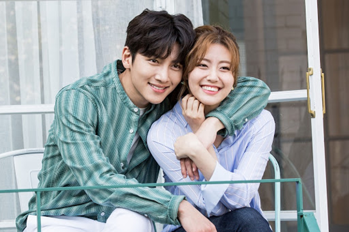 在陽台上的一對情侶親密相偎，他們因著名韓劇《奇怪的搭檔》而被觀眾所喜愛，展現出角色間的深厚感情。