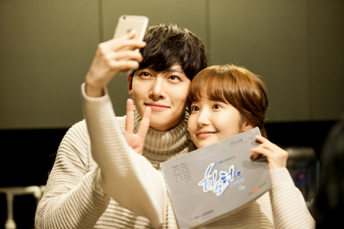 穿著毛衣的情侶在室內環境中自拍，他們的甜蜜互動讓人回味無窮。這部戲《Healer》以緊張刺激的劇情和角色間的化學反應抓住觀眾的心。