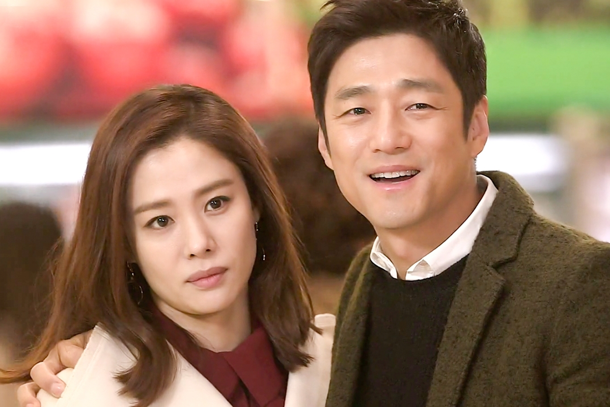 具體背景模糊，但一對穿著時尚的情侶，展示了他們在《我有愛人了》中的精彩合作，該劇以其複雜且扣人心絃的情節聞名。