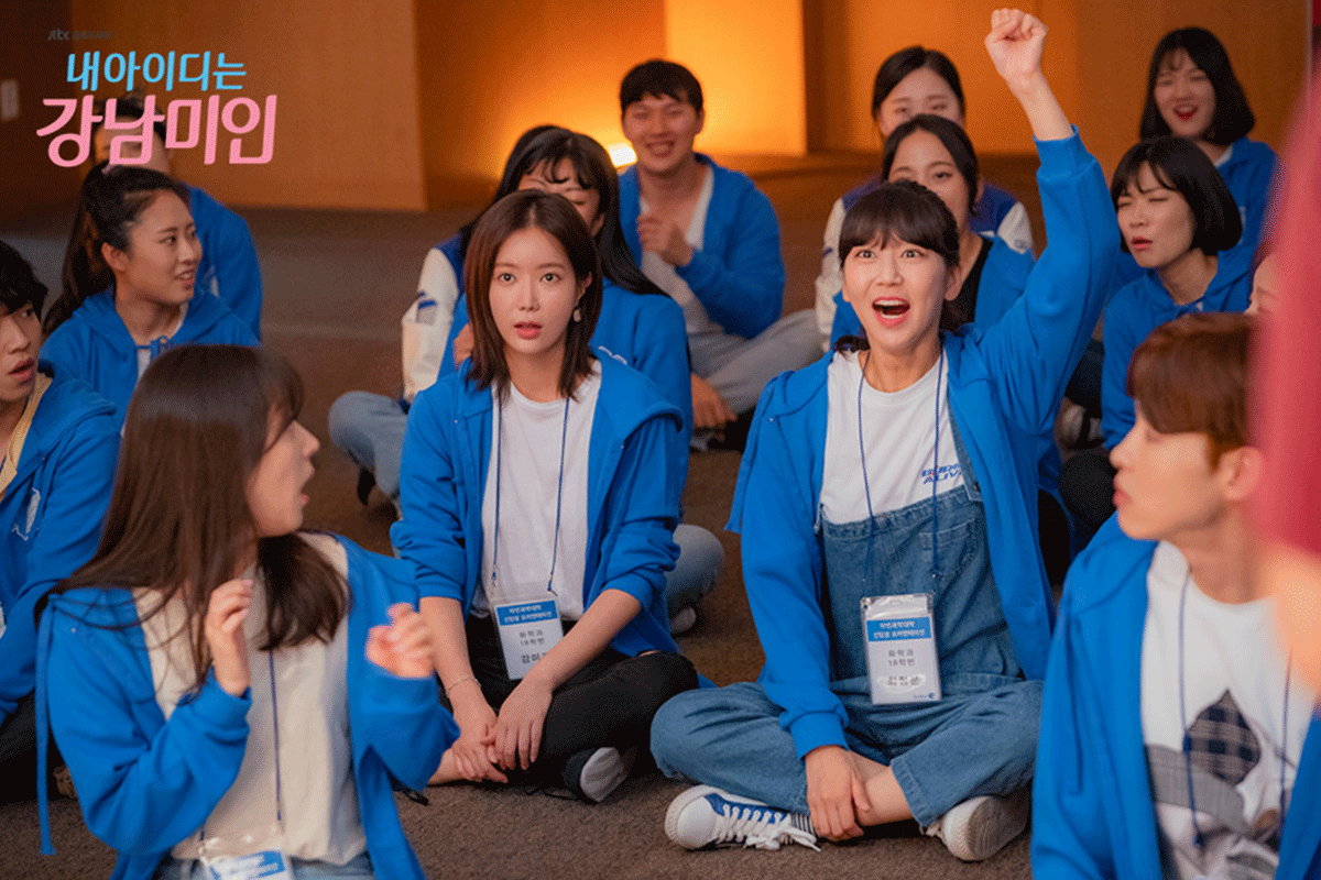 韓劇場景中，身穿藍色校服的韓國大學生們參加迎新活動