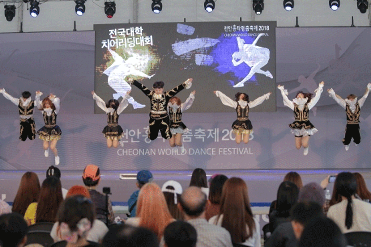 韓國慶典活動中，大學生們在舞台上進行集體表演