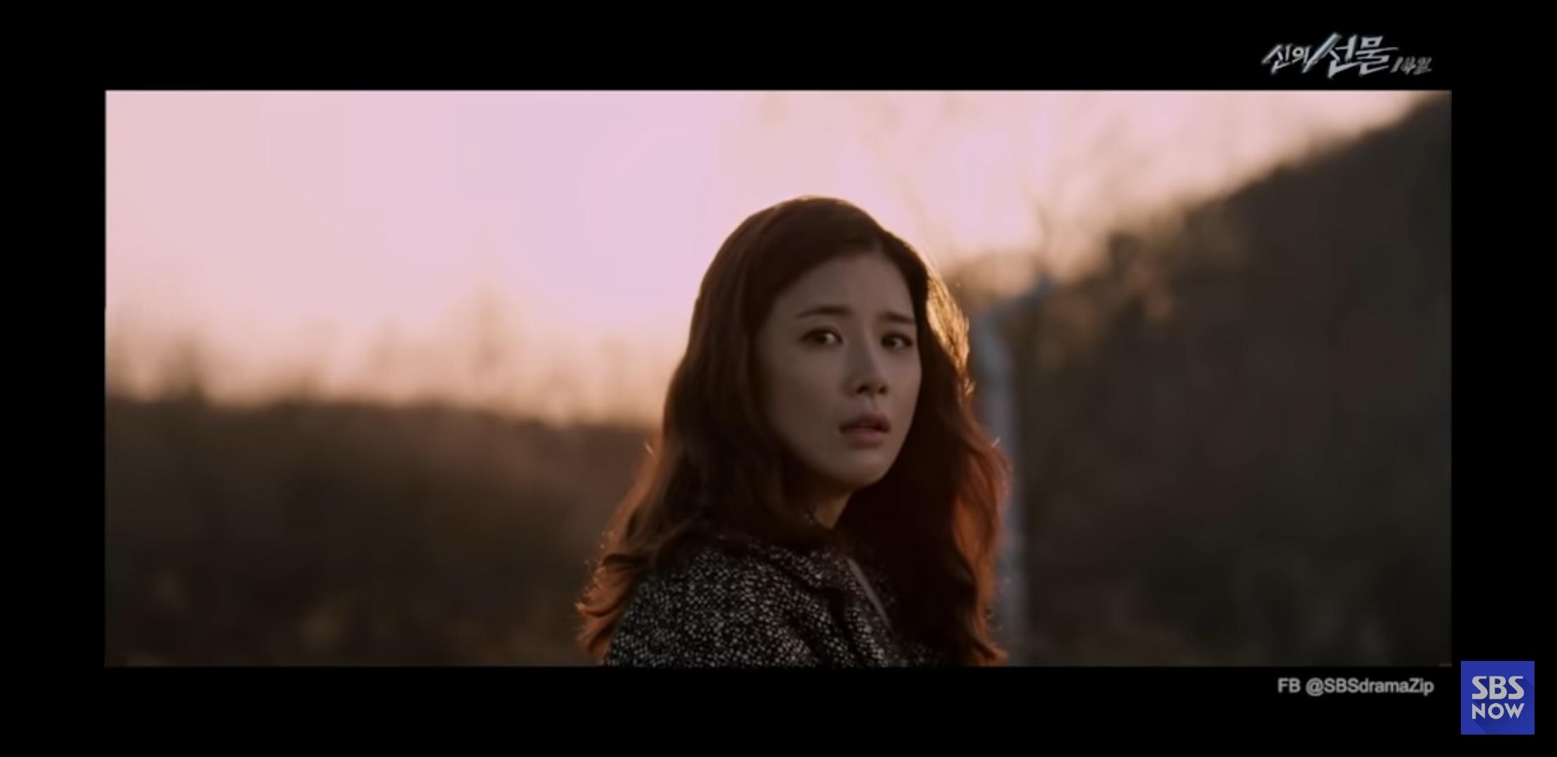 韓国ドラマ「神様がくれた14日間」からのシーンで、夕日に染まる風景の中に女性のシルエットが浮き立つ場面が映し出されています。