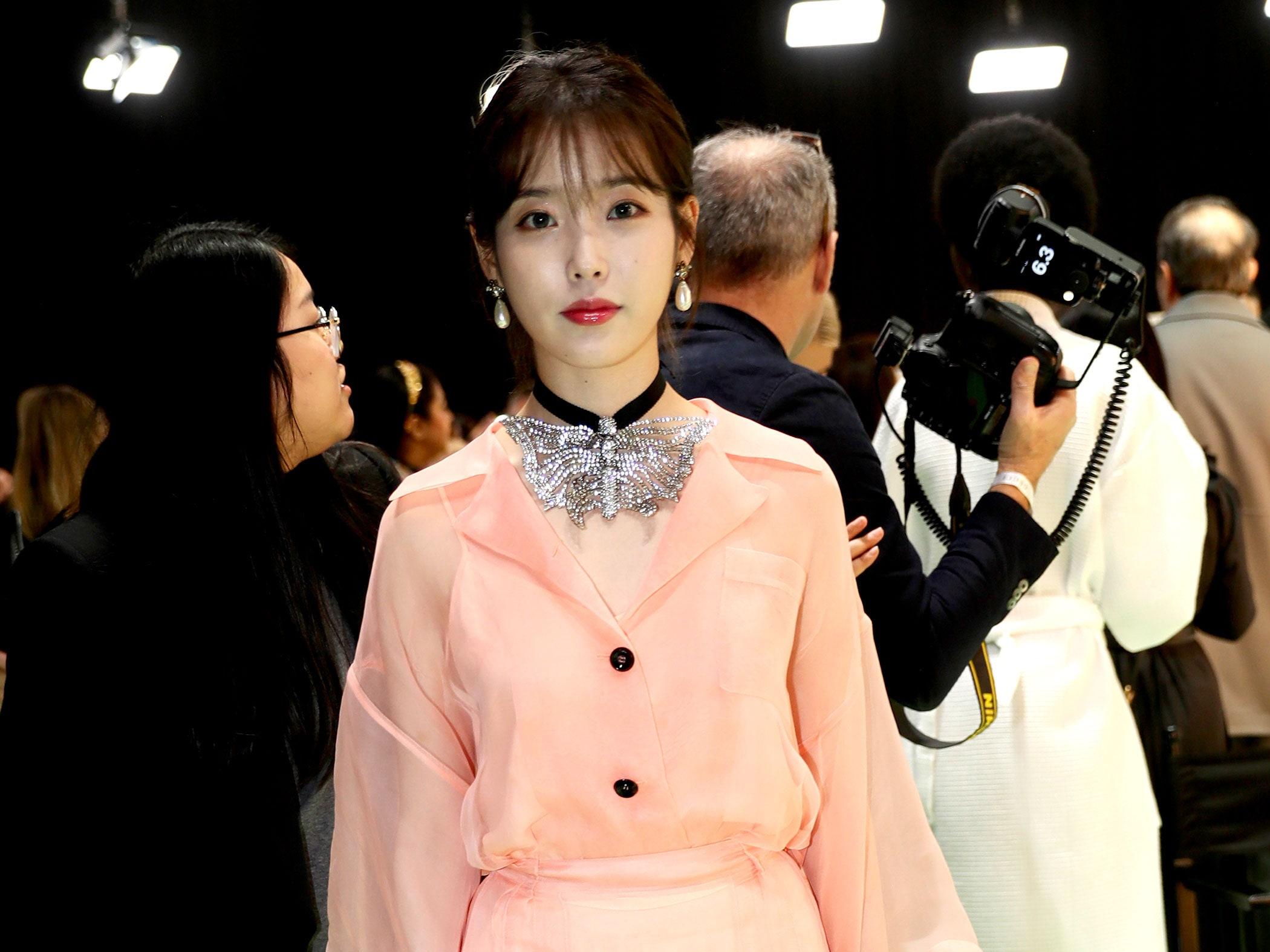 ไอยู ผู้ครองตำแหน่งน้องสาวแห่งเกาหลีมามาอย่างยาวนาน ผู้ที่เป็นนักร้องและนักแสดงที่คนเกาหลีชื่นชอบ พบกับเหตุผลที่ไอยูเป็นศิลปินอันดับต้นๆของวงการ