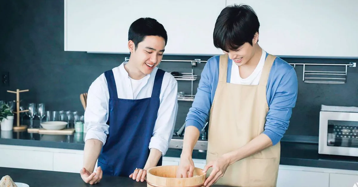 韓國明星在廚房中展示簡單食譜的受訪畫面，主題圍繞居家料理。