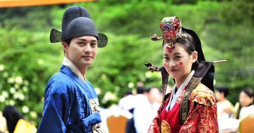 เรียนรู้วัฒนธรรมจากพิธีแต่งงานแบบเกาหลี I ความหมายของการตบเท้าเจ้าบ่าวและการโยนผลไม้ของแม่เจ้าบ่าวคืออะไรกันนะ?