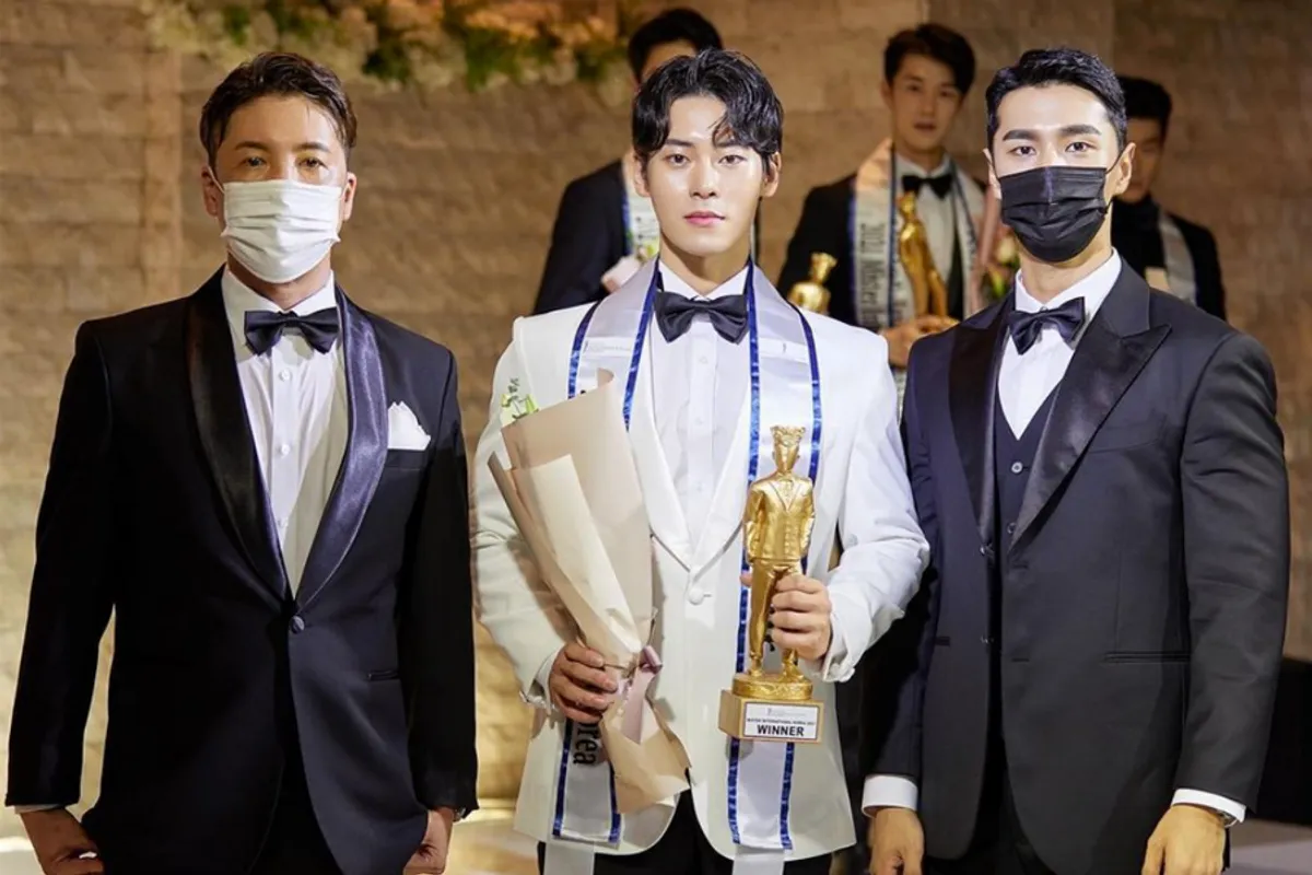 選美獲獎者穿著正式禮服，手持獎盃與獎牌，展現出榮耀與成功表徵。