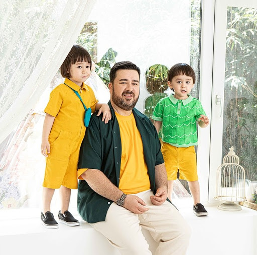 香港著名的威廉和本特利的父親與孩子們一同快樂互動的照片，展現家庭的幸福時光。