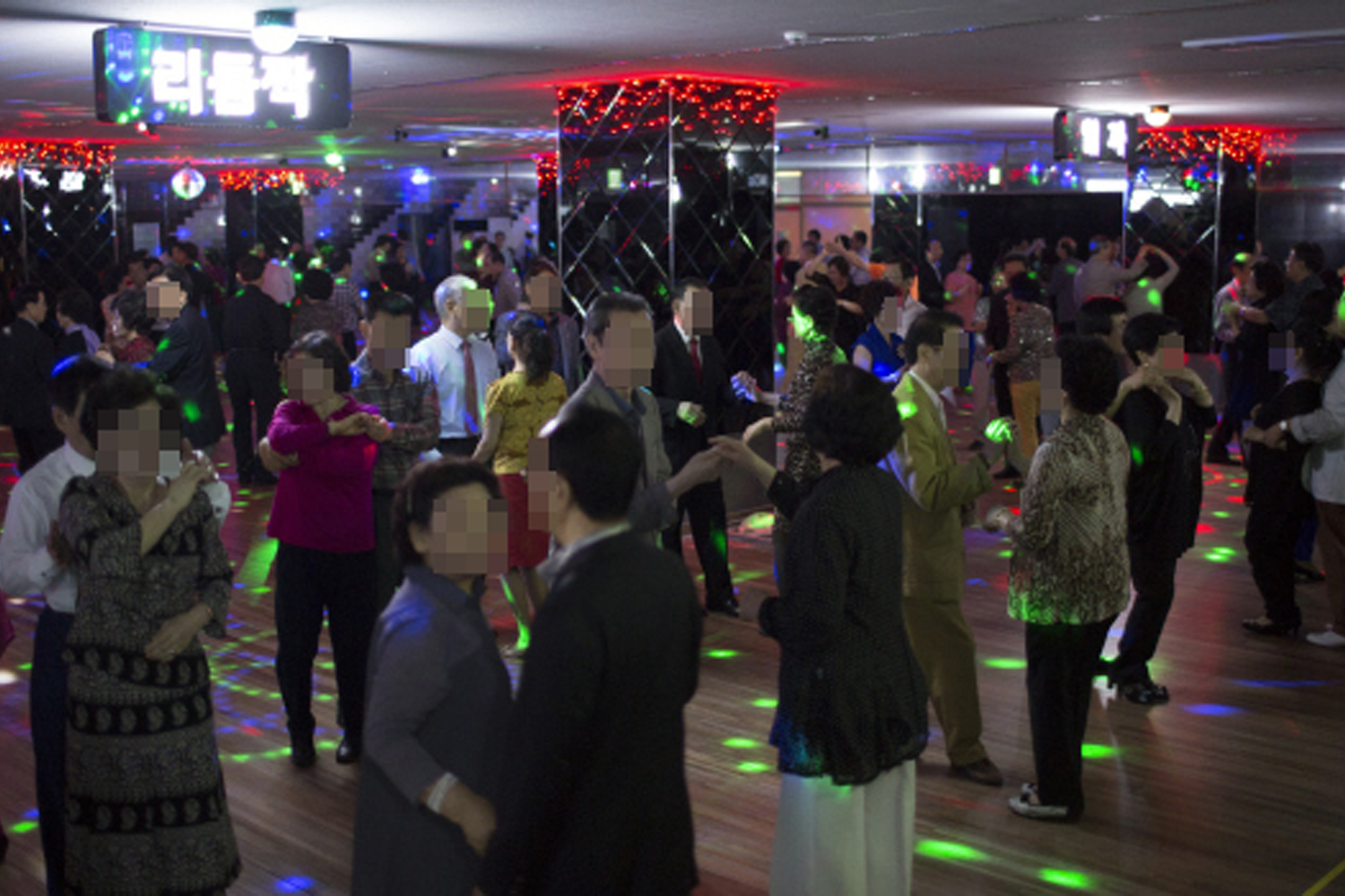韓國Colatek夜店中老年人在舞池中舞動