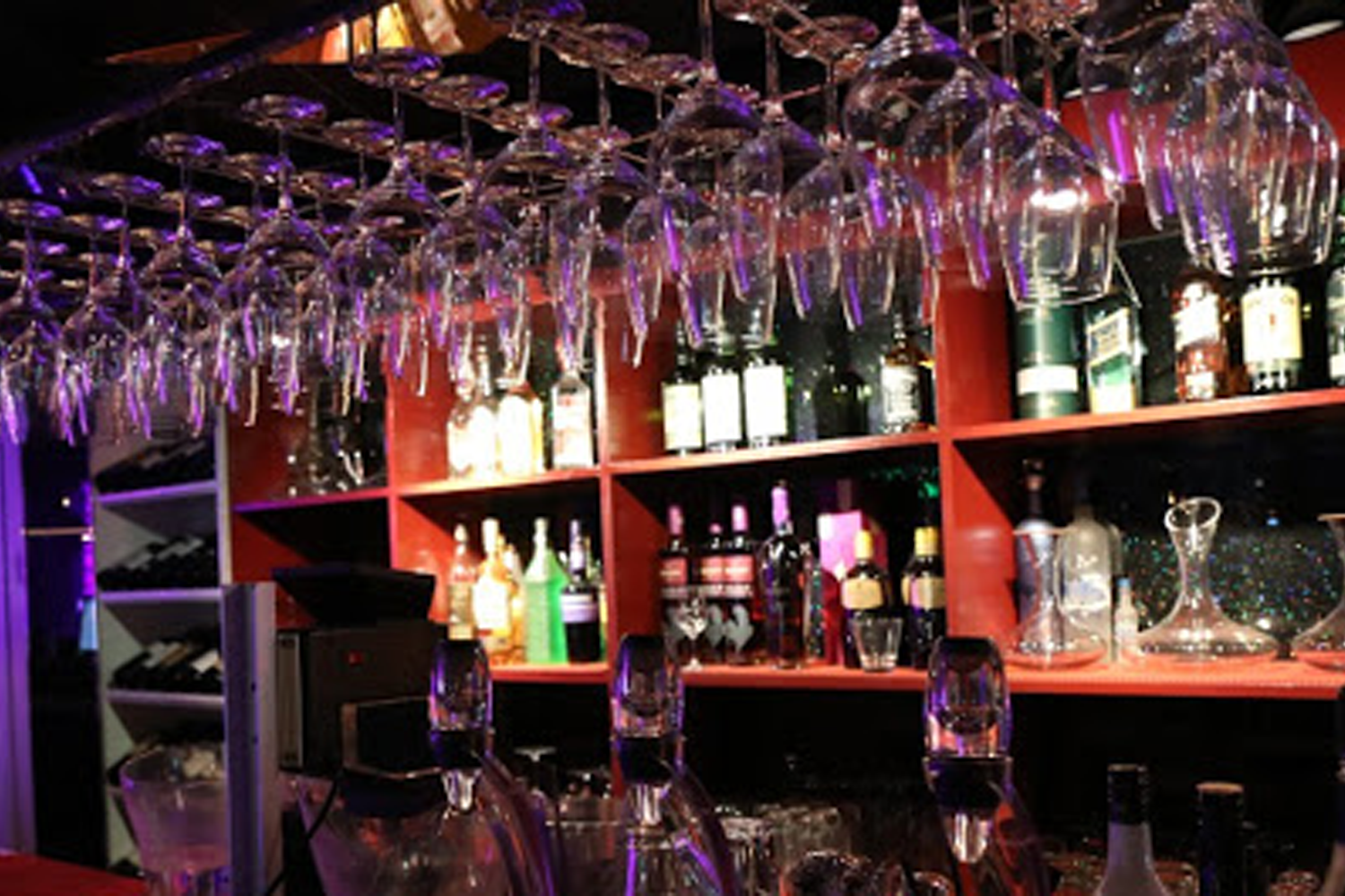 韓國酒吧，酒杯懸掛的內部裝飾