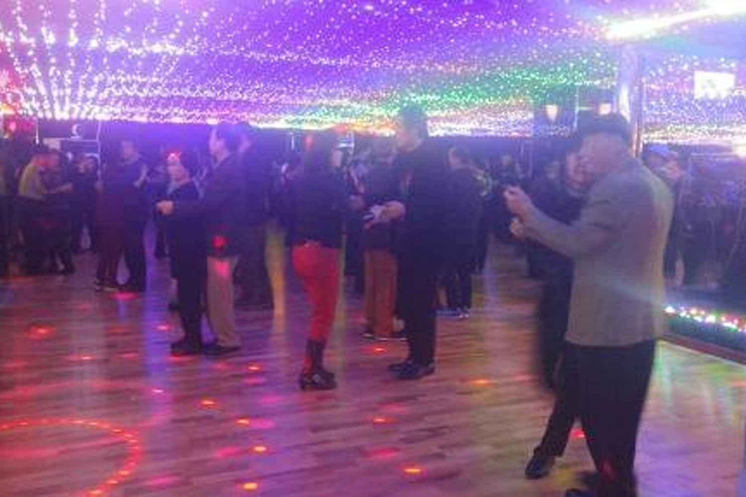 燈光閃爍的韓國Colatek夜店內部