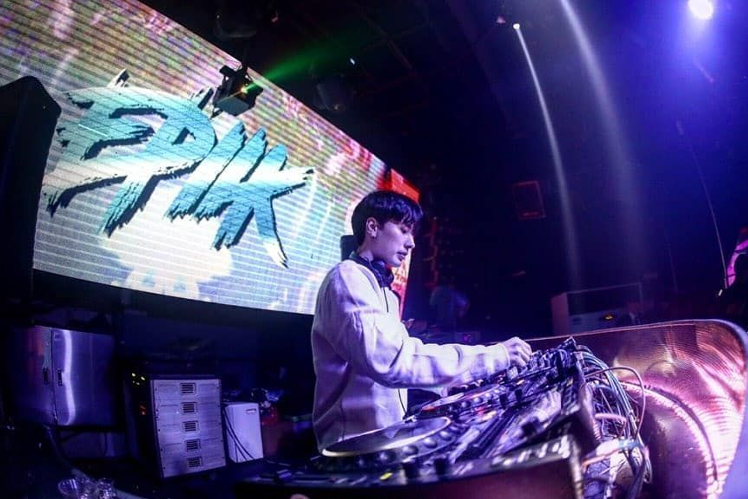 熙熙攘攘的韓國夜店內部