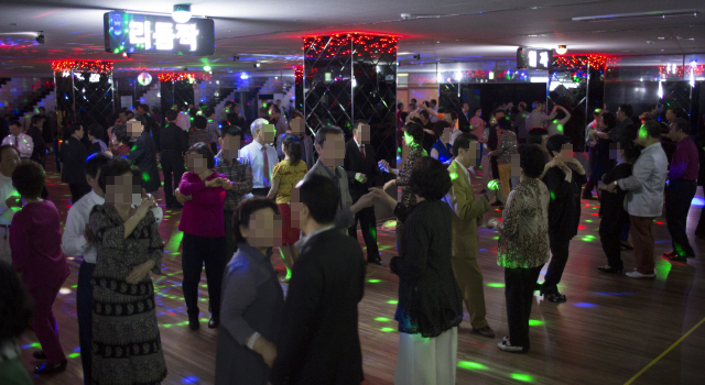 เจาะลึกชีวิตการเที่ยวกลางคืนของคนเกาหลี! ไปดื่มที่ไหน? บาร์สำหรับล่า(hunting bar) อยู่ไหนกัน? มีไนท์คลับสำหรับผู้สูงอายุด้วย?