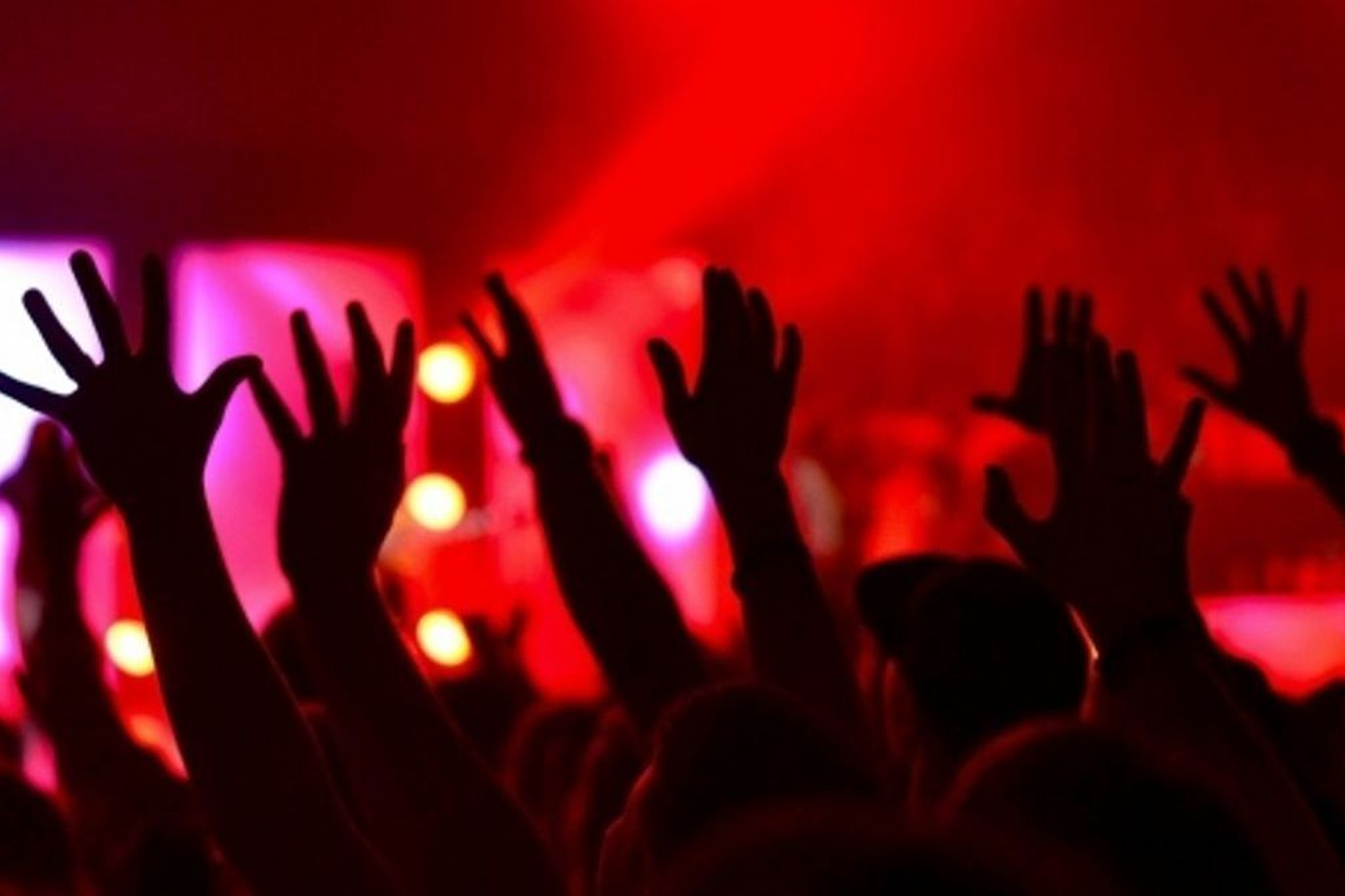 韓國夜店中羣眾揮舞雙手的氛圍