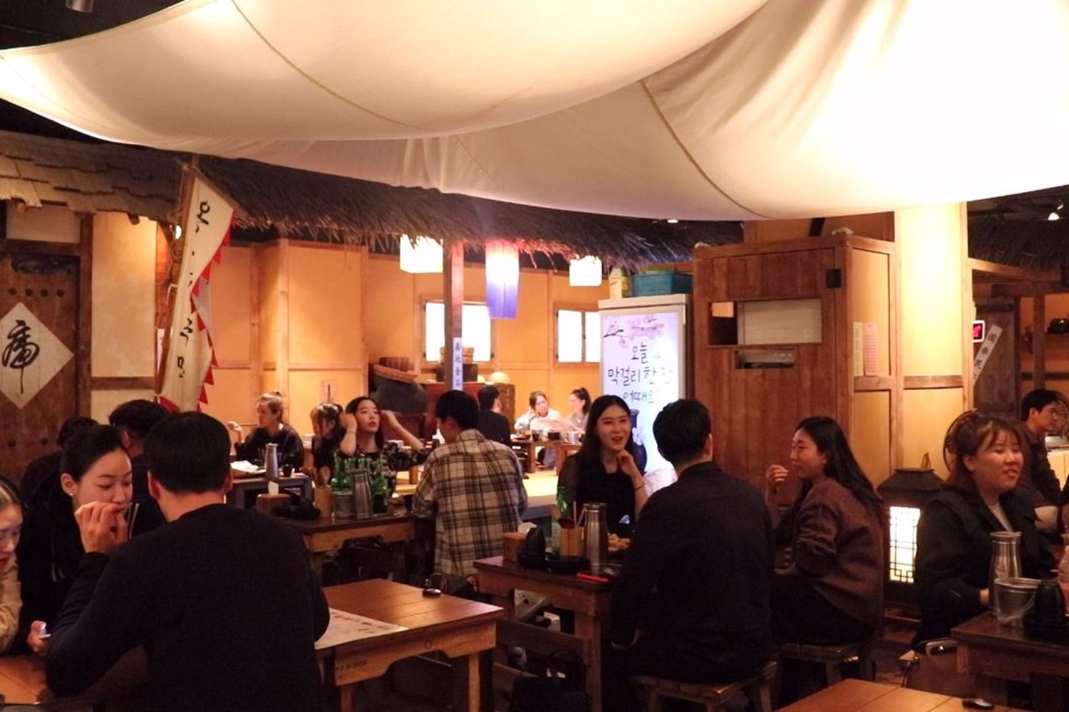 韓國的Pocha小吃店，內部餐桌與顧客