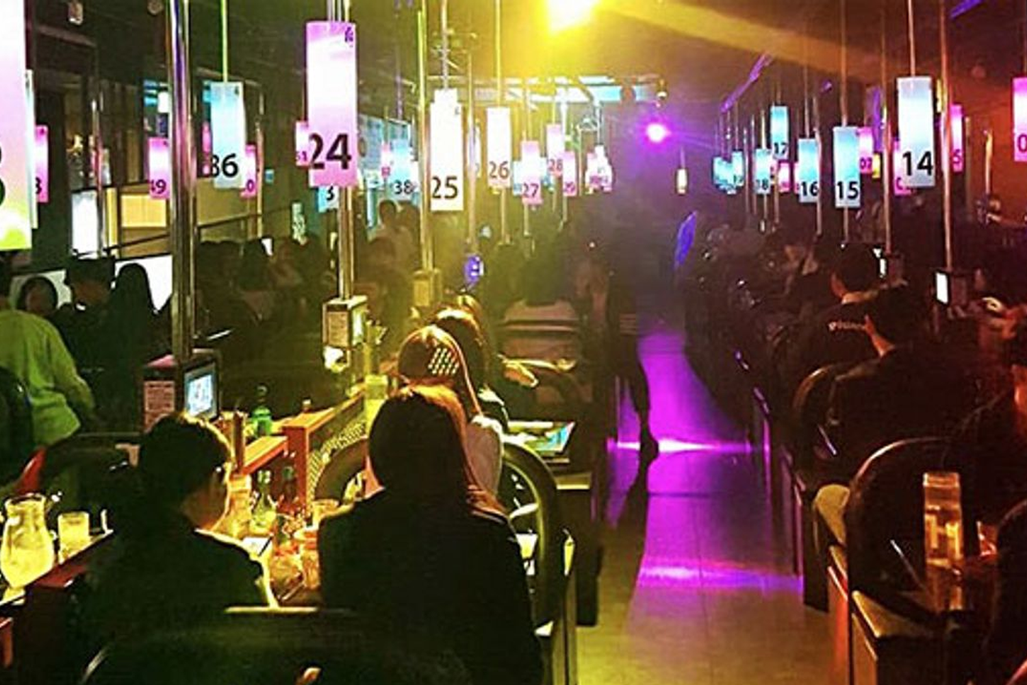 熱鬧的韓國Hunting Bar夜生活場景