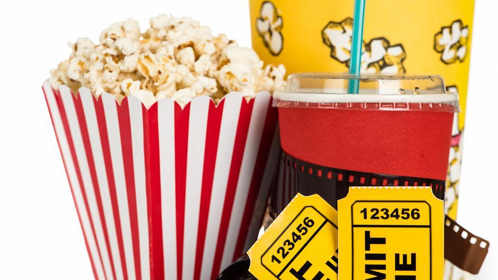 戲院小食，包括爆米花、汽水和電影票的概念插圖。