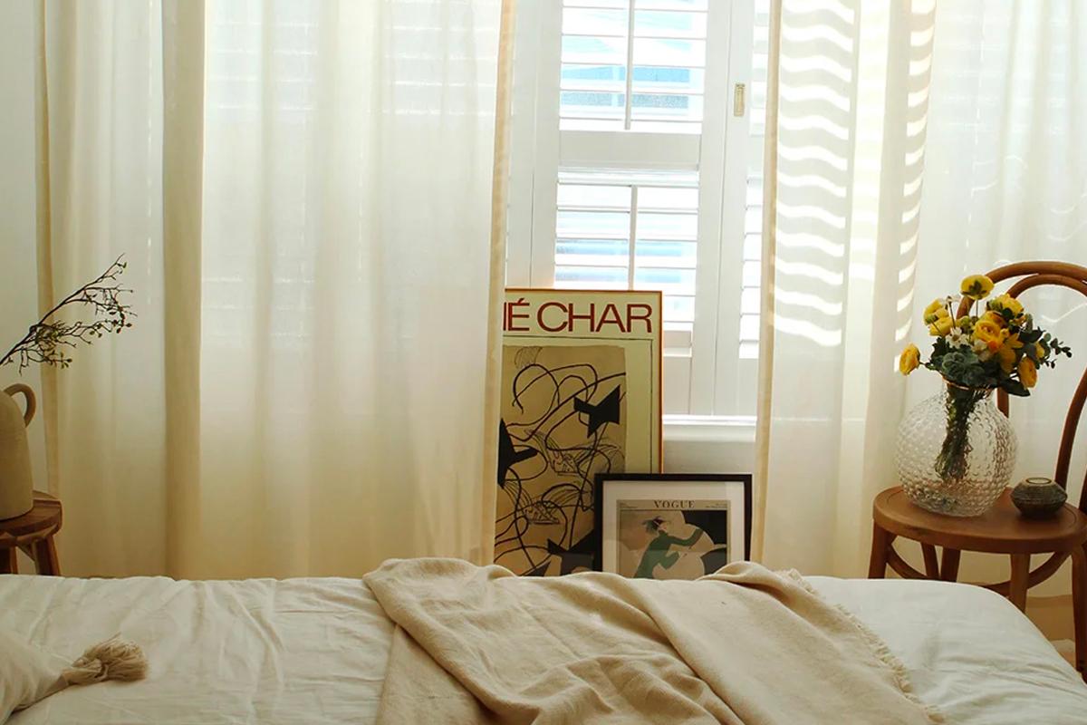 韓國風格房間內的透光窗簾使用，搭配天然光源，讓早晨醒來不會因光線過強而感到不適，同時增加房間的柔和氛圍。