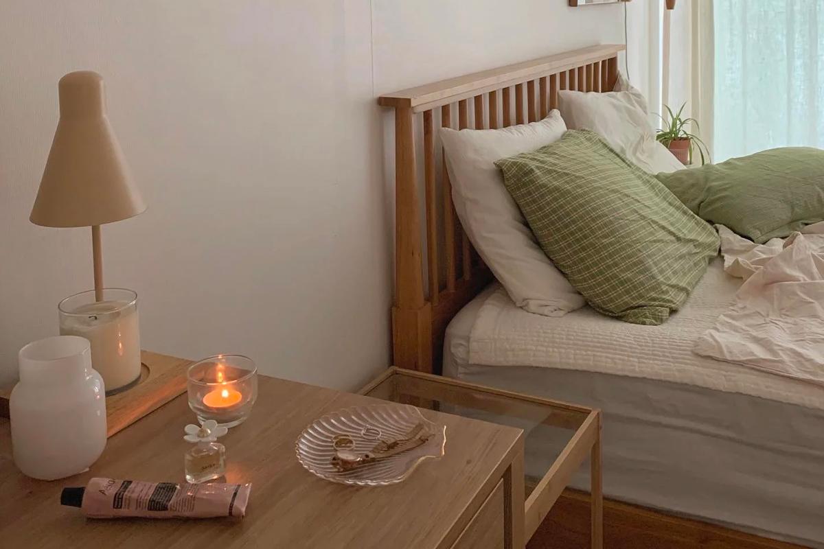 韓式小夜燈和掛燈的使用，柔和的燈光透射於房間，創造出浪漫温馨的居住空間。