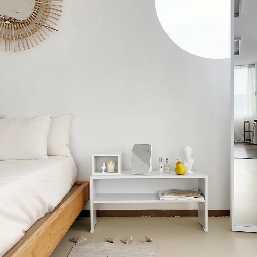 Phòng ngủ phong cách tối giản với nệm thấp và trang trí nhẹ nhàng tông màu trắng Hàn Quốc truyển thống.