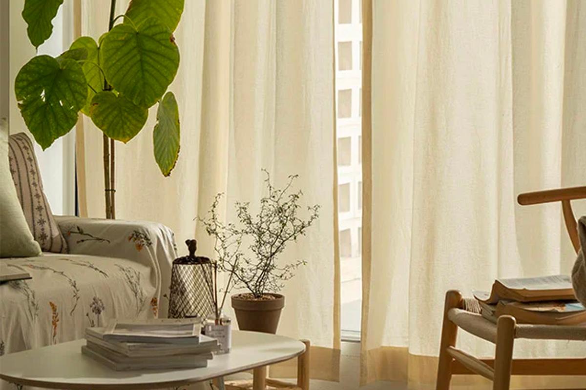 房間內透光窗簾設計，透過柔和的光線，讓室內環境明亮且具有隱約的私密性，提升整體的舒適感。