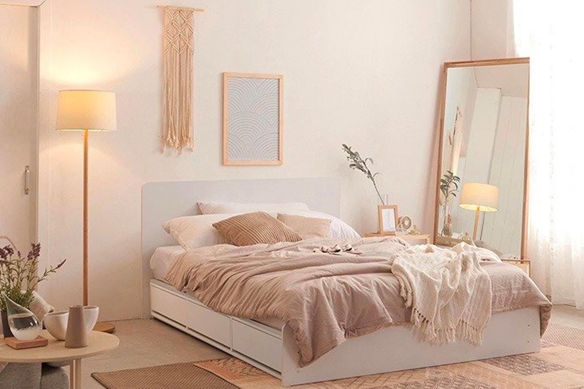 韓風房間裝修設計，以白色牆壁搭配奶白色牀單，營造出乾淨整齊的韓國風格房間。