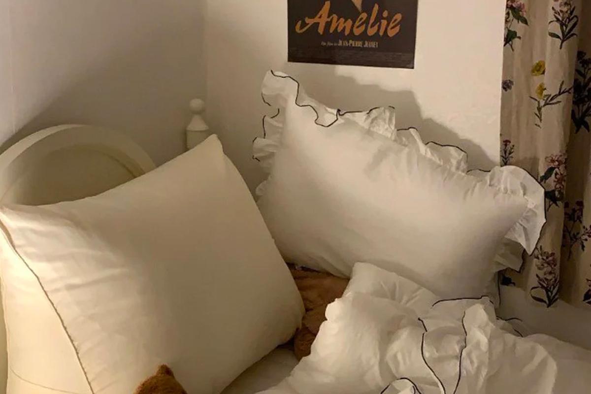 單色和柔和色調的牀上用品，佔據房間主要部分，通過明亮可視的表現增強韓風房間的空間感。