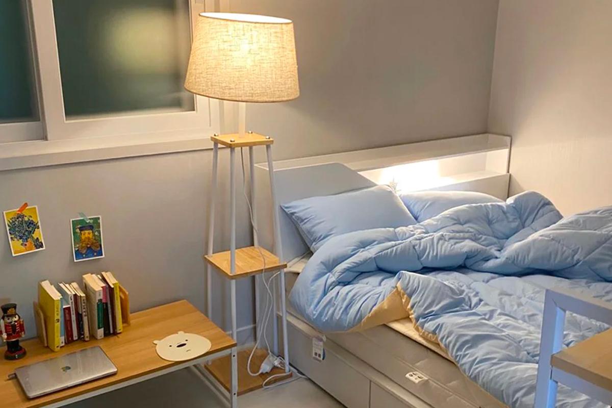 將輕木傢私與白色牆面搭配，亮化房間氛圍，增添視覺的温暖感，完善韓國風格居家裝潢。