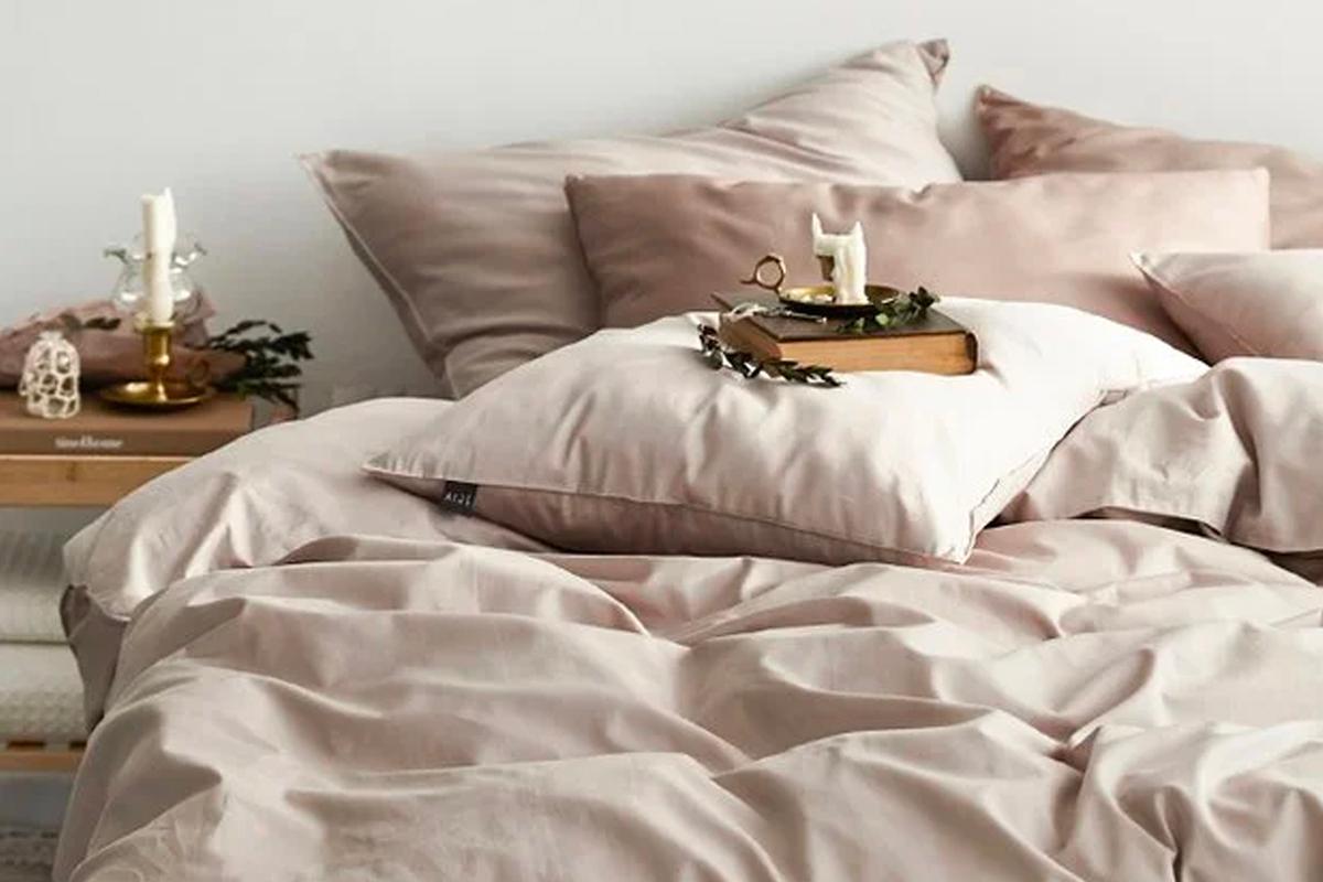 柔和色調的牀單設計，提升房間的視覺空間效果，符合韓風房間偏好的寧靜美感。