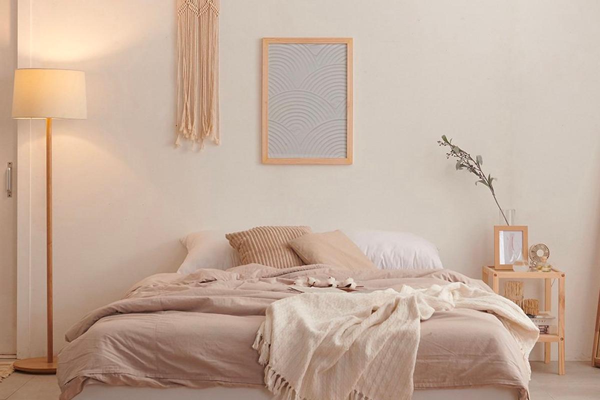 韓風房間內觀設計，簡約的裝飾與淺色牀單，突顯出韓國居家風格。在暖色調燈光下，整體空間顯得更為温馨。