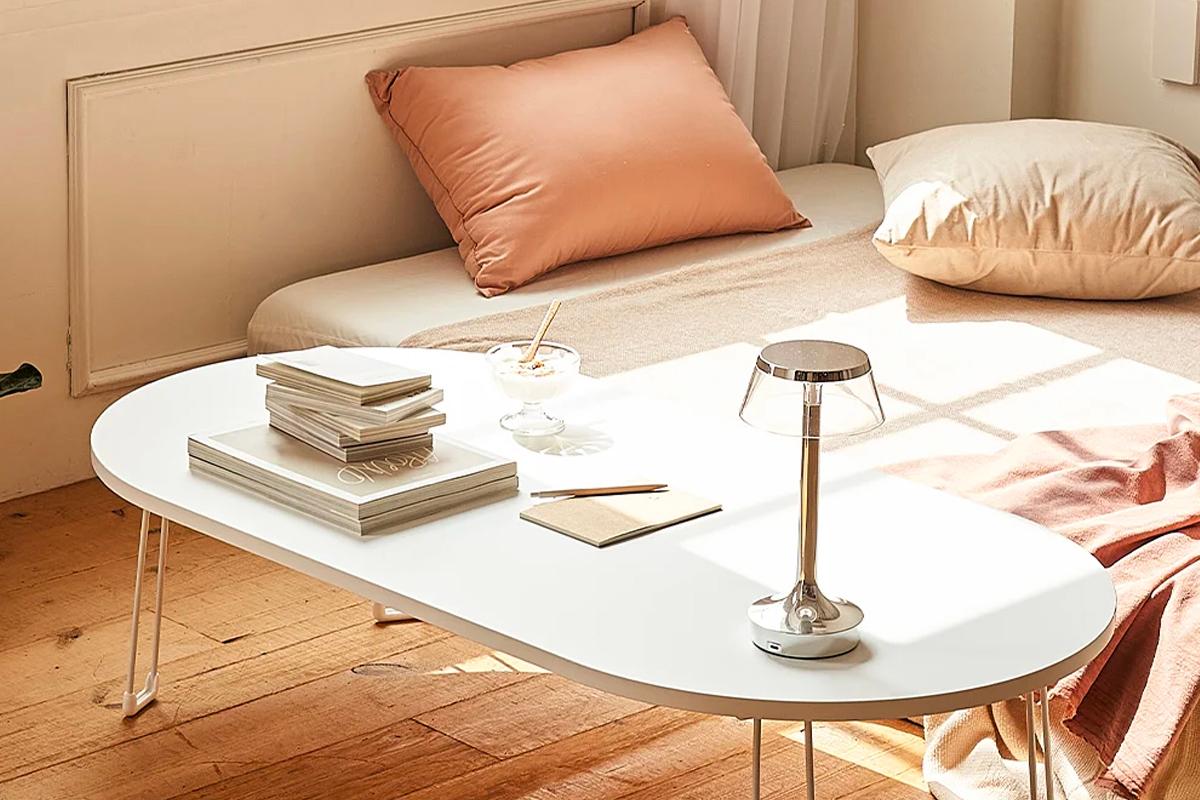 低矮的韓式小桌設計，增強室內使用的效率，契合坐地而食的韓國傳統生活方式。