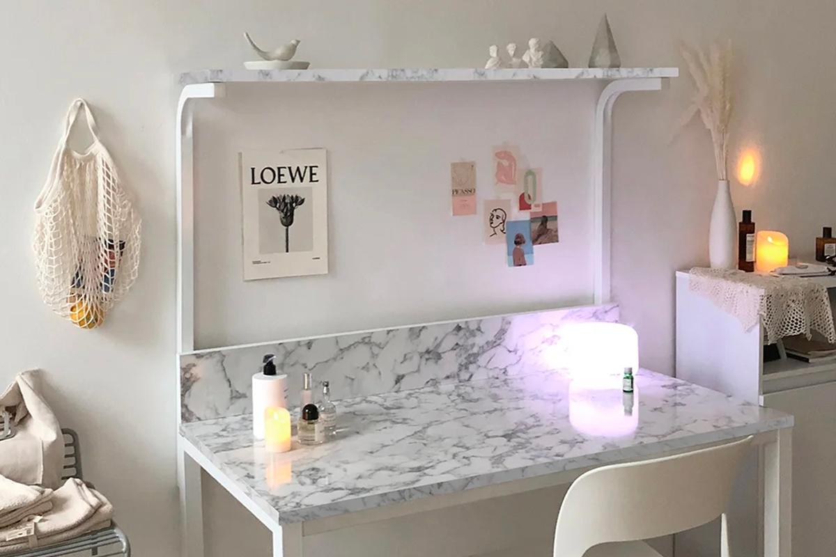 韓風房間內的書架設計，顏色上與室內牆面相得益彰，提升整體的視覺協調性。