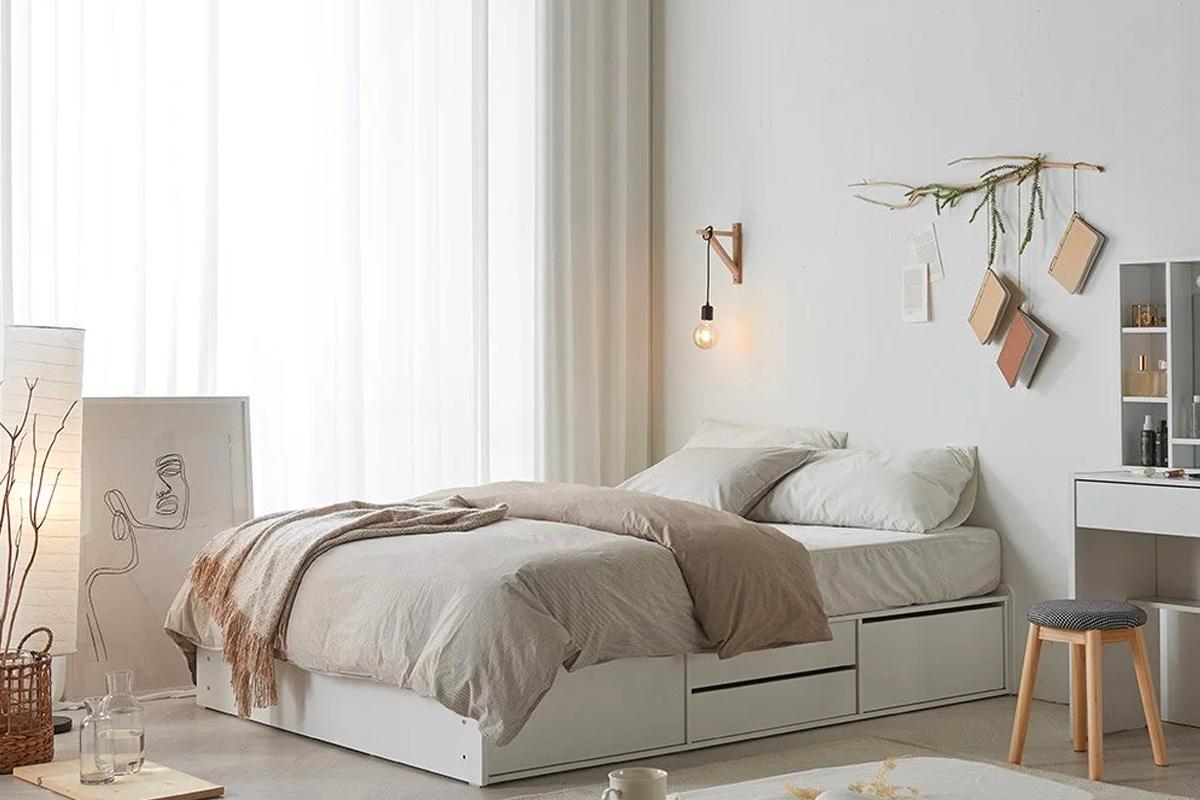 窗邊的牀設計，享有自然光的加持，提升整體房間的光線使用效能，令居住體驗更為愜意。