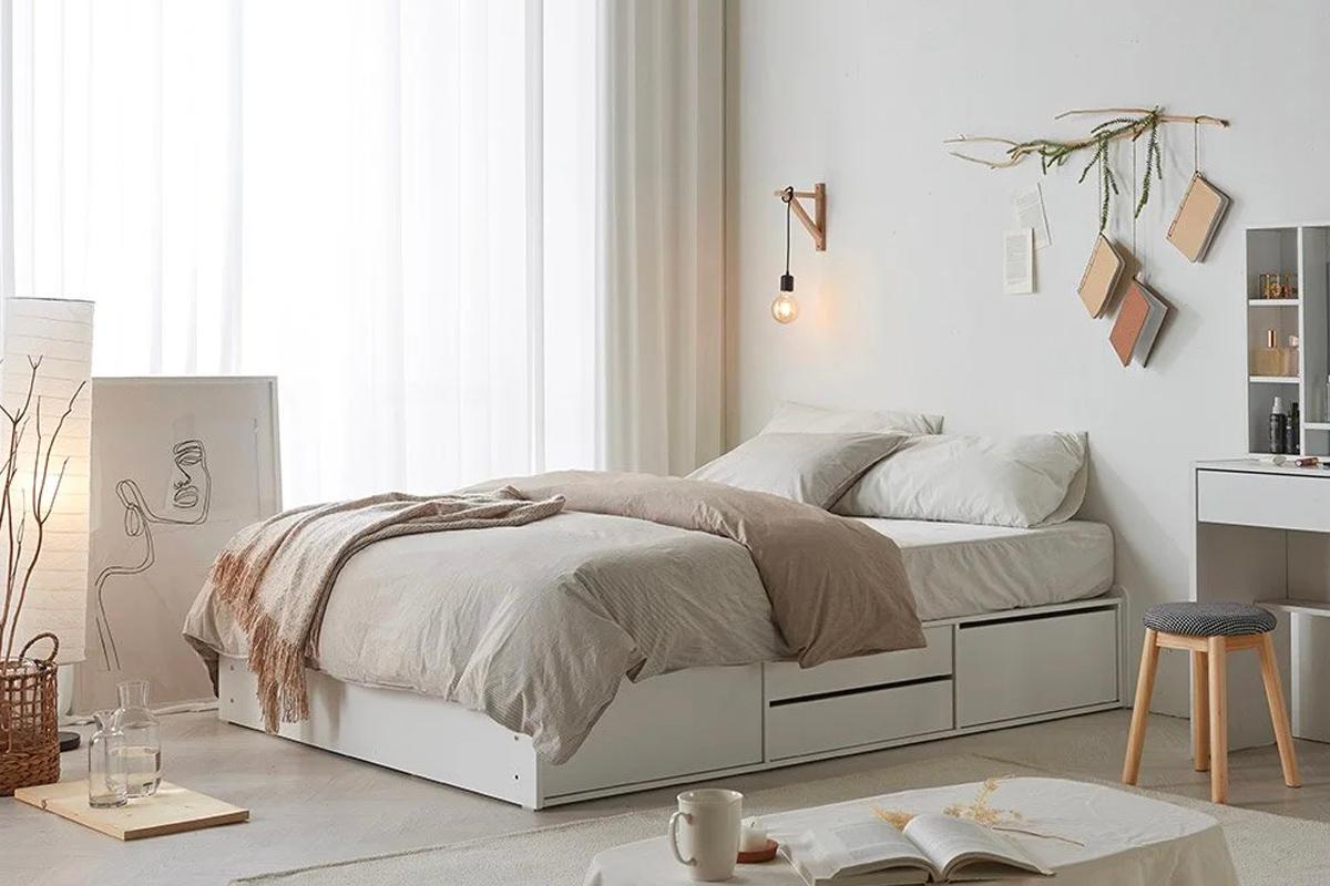 韓風房間的輕木家居設計，木材的自然質感與白色背景相輝映，提升光亮和温馨的視覺效果。