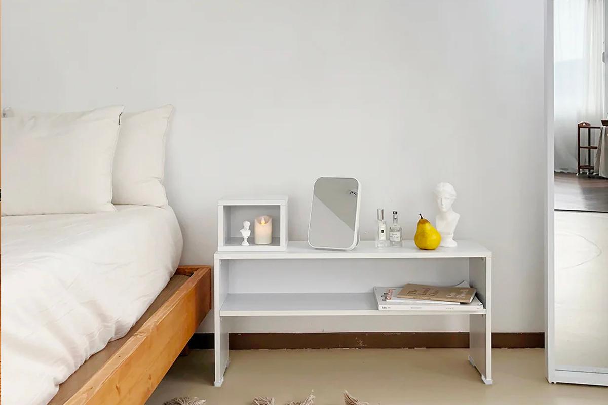 房間內配置的矮桌，實現韓式日常的簡便性，契合韓國人習慣的坐地飲食與活動文化。