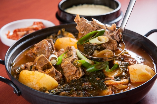 カムジャタンのピリ辛スープと豊富な野菜、豚肉の画像