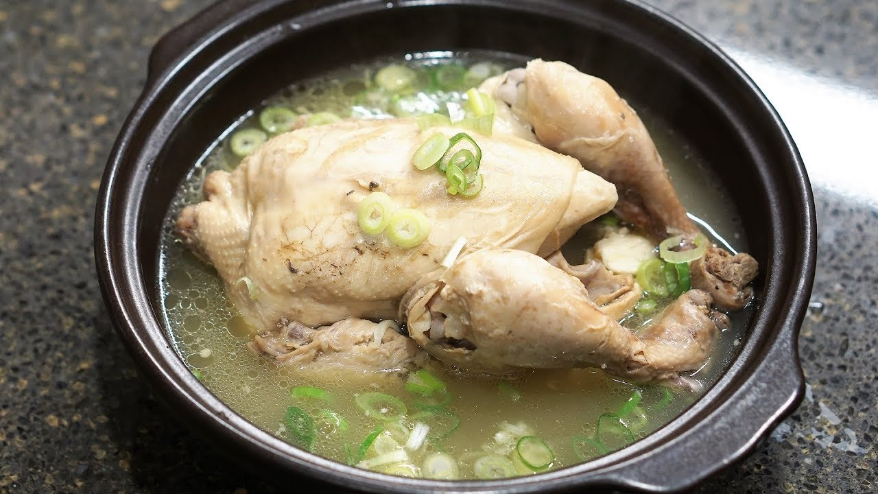 サムゲタンの一羽丸ごと煮込んだ鶏と薬膳スープの画像