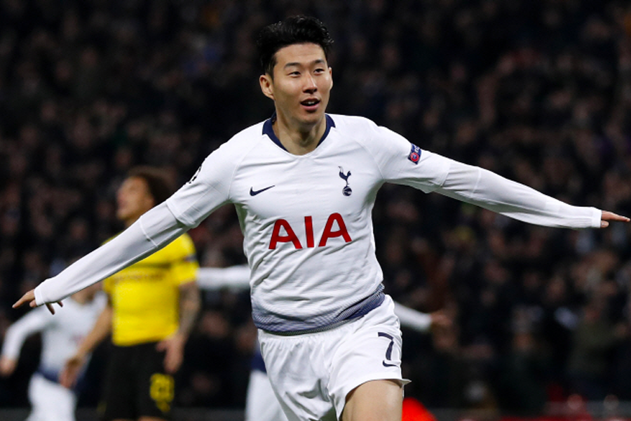 孫興慜在足球比賽中穿著熱刺球衣踢球，展示韓國足球運動員在國際舞臺上的卓越表現。