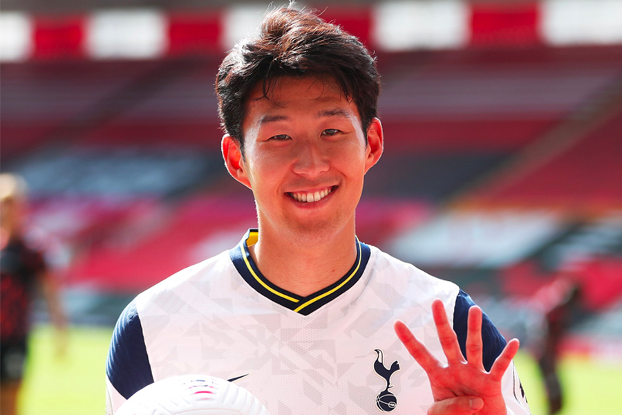 韓國足球明星孫興慜身穿熱刺球衣，手持足球站在球場，象徵他在國際足球舞臺上的成就。