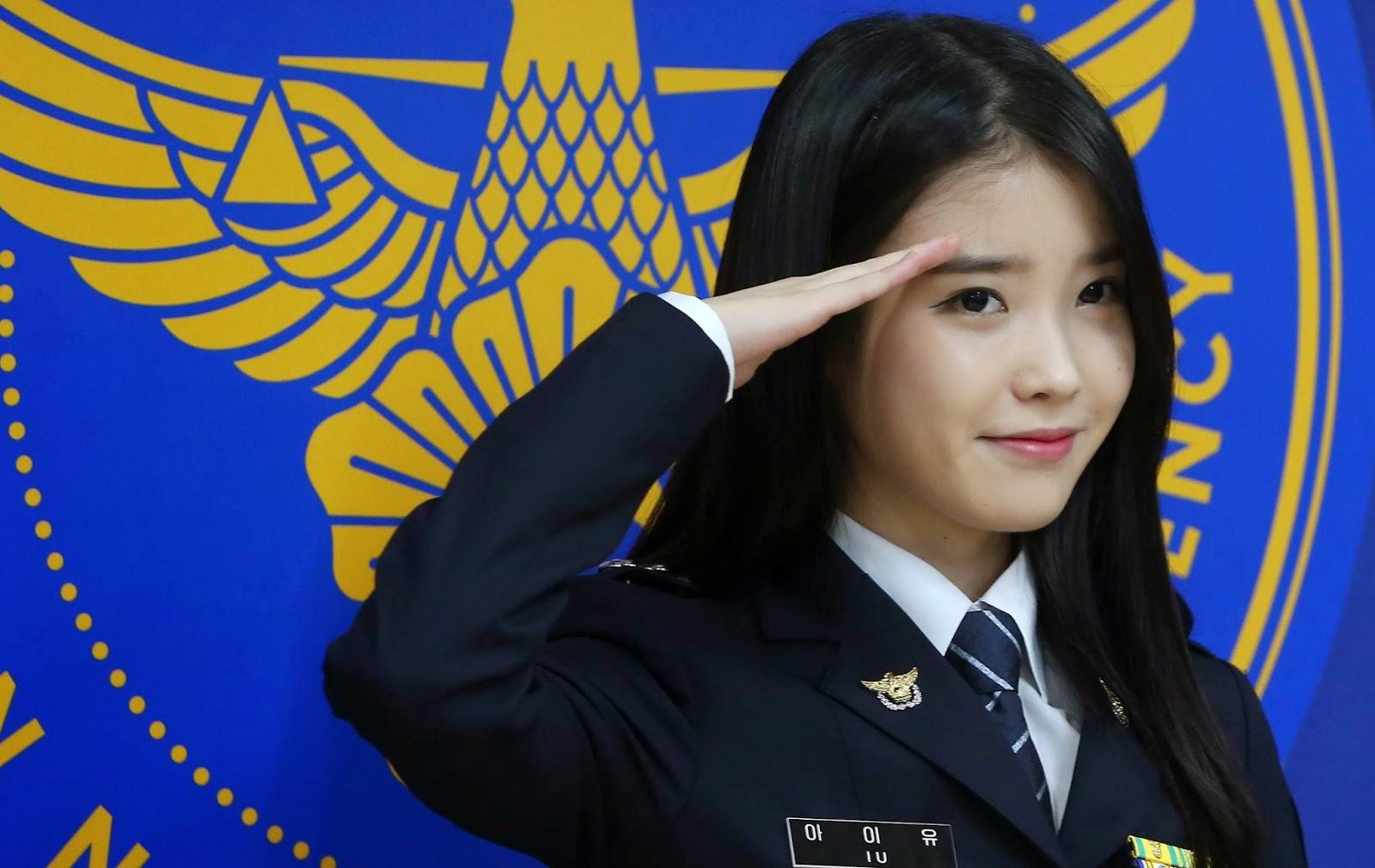 ศิลปินไอยูในชุดตำรวจ ขณะร่วมงานแต่งตั้งเป็นทูตกิตติมศักดิ์ของกรมตำรวจเกาหลีใต้