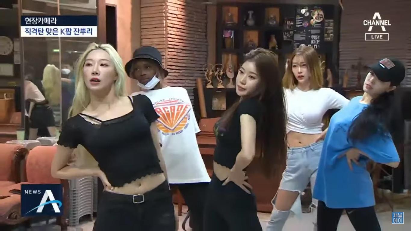 ตั้งแต่ต้นปี 2025 เกาหลีใต้ต้องเจอกับปัญหาการแพร่ระบาดของโควิด ที่นอกจากจะส่งผลกระทบต่อประชาชนทั่วไปยังส่งผลต่อค่ายเพลงอีกด้วย