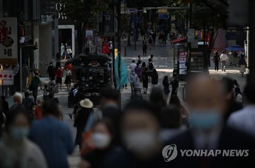 ถนนในเกาหลีใต้ในช่วงโควิด-19 ที่มีผู้คนสวมหน้ากากเดินทางไปมาตามท้องถนน ย่านการค้าท่ามกลางบรรยากาศที่เงียบเหงาเนื่องจากการระบาดของไวรัสโควิด-19
