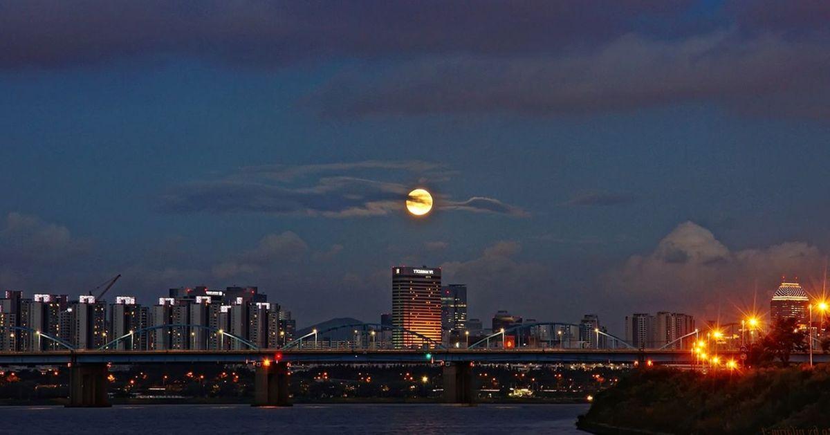 มาดูเสื้อคู่จากคู่รักเกาหลีที่ใส่แล้วดูอินเทรนด์สุด ๆ กันค่ะ~