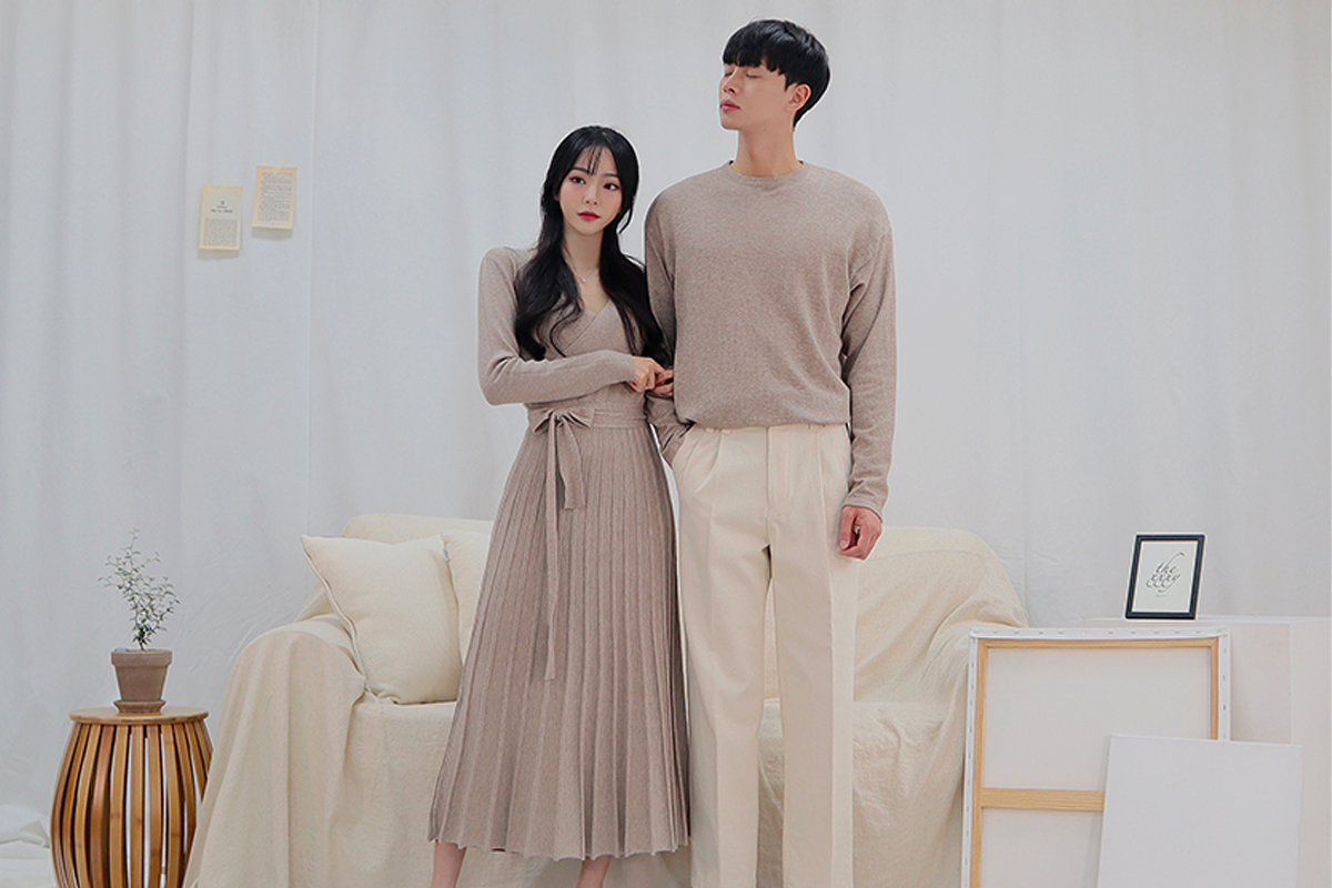 米白色和卡其色冷衫情侶裝，韓國情侶的舒適與時尚選擇。